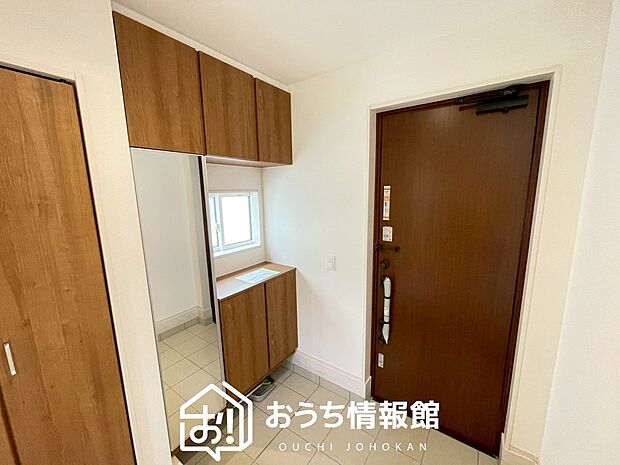 【現地写真(玄関)】玄関には、大型のシューズ収納を設置しています。