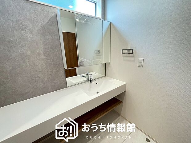 【洗面台・洗面所】鏡の両サイドは、必要なものを取出しやすく、大きな鏡面で朝の準備も快適。
使いやすいリフトアップ機能付きのシングルレバーシャワー水栓付です。