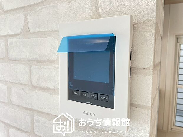 【TVモニター付インターホン】手放し通話ができ、送話表示灯で送話・受話状態が確認できます。
映像と音声で玄関先の様子をチェックできるモニター機能や、夜間の訪問者の顔も確認できるLEDライトを装備しています。