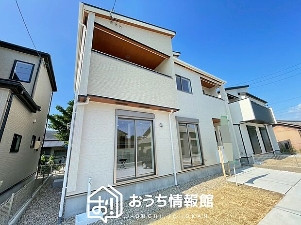 【現地写真(外観)【2号地】】軽くて火災に強い屋根材を採用し、地震時の建物への負担や揺れを軽減しています。