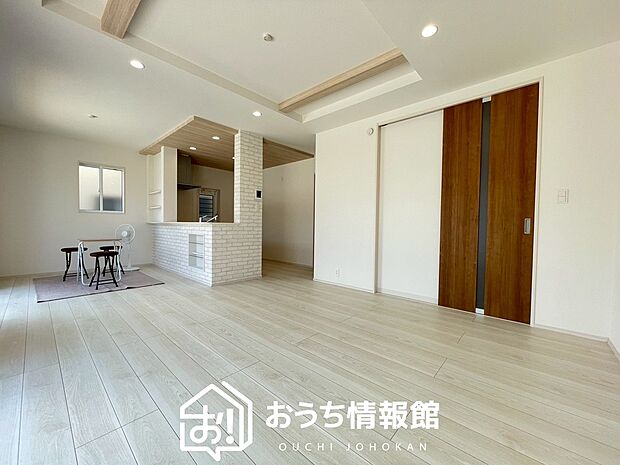 【現地写真(リビング)】フローリング材には、木目、色調など木材特有の風合いがあり、ナチュラルな美しさになっています。