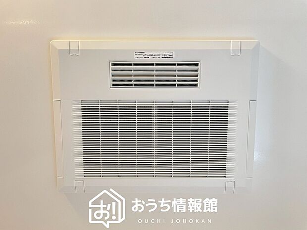 【浴室換気乾燥暖房機】寒い冬場はあたたかく、暑い夏場は扇風機のような心地よさです。
雨の日は、浴室が衣類乾燥スペースになります。