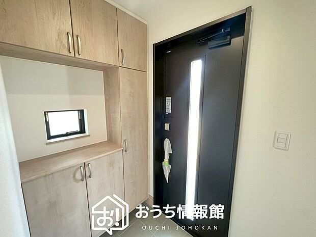 【現地写真(玄関)】玄関には、大型のシューズ収納を設置しています。