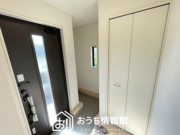 【現地写真(玄関)】玄関には、大型のシューズ収納を設置しています。