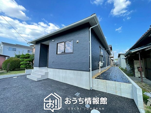 【現地写真(外観)】雨で汚れを落とし、耐久性・耐候性に優れた外壁を使用しています。