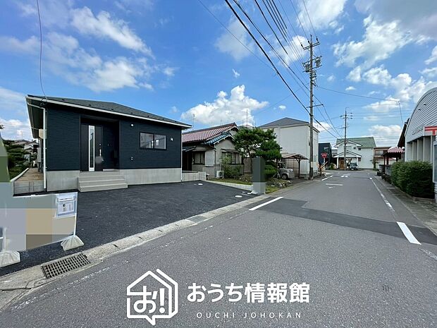 【現地写真(前道含む外観)】軽くて火災に強い屋根材を採用し、地震時の建物への負担や揺れを軽減しています。