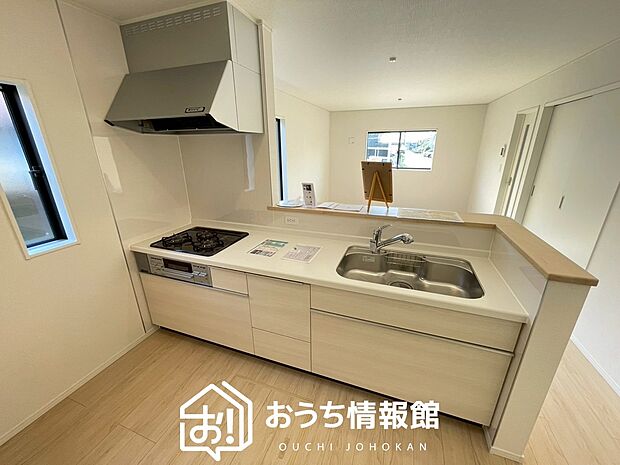 【現地写真(キッチン)】収納たっぷりのシステムキッチン、浄水器付水栓を標準装備しています。
