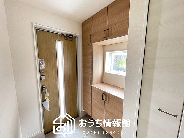【現地写真(玄関)】玄関には、大型のシューズ収納を設置しています。