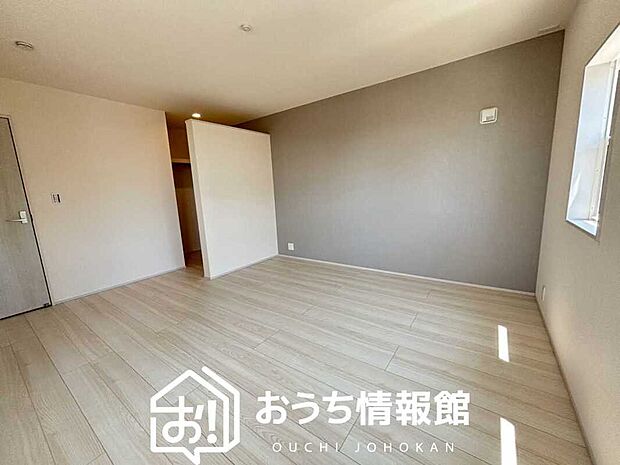 【現地写真(洋室)】木目の美しさを際立たせるシンプルデザインの建具を使用しています。
