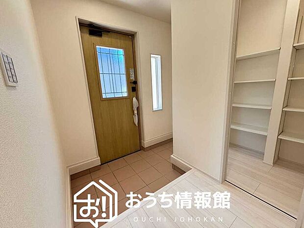 【現地写真(玄関)】玄関には、大型のシューズ収納を設置しています。