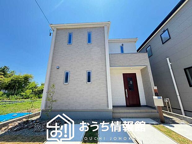 【現地写真(外観)【2号地】】軽くて火災に強い屋根材を採用し、地震時の建物への負担や揺れを軽減しています。