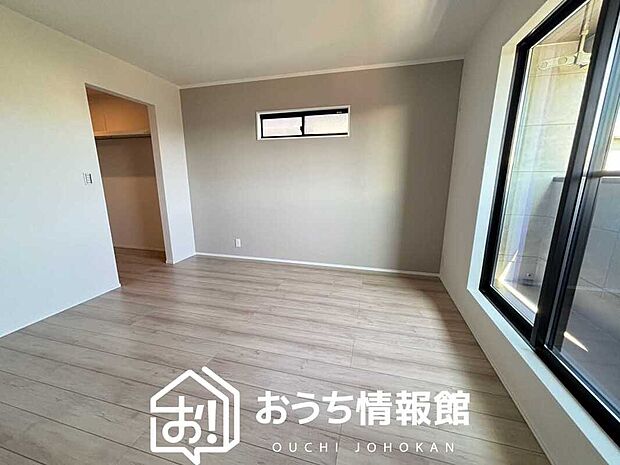 【現地写真(寝室)】木目の美しさを際立たせるシンプルデザインの建具を使用しています。