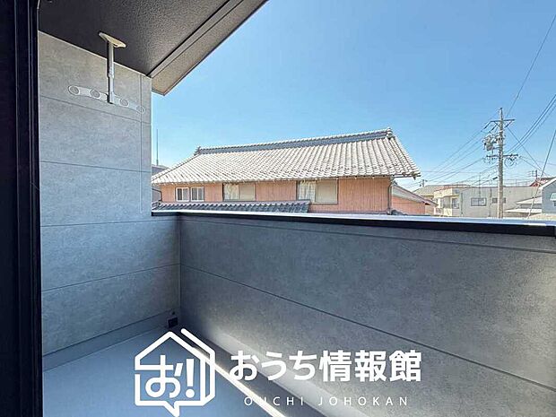 【バルコニー】奥行きが広く、洗濯物をゆったりと干せる十分な広さで、家族の洗濯も捗ります。