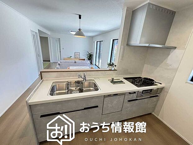 【現地写真(キッチン)】収納たっぷりのシステムキッチン、浄水器付水栓を標準装備しています。