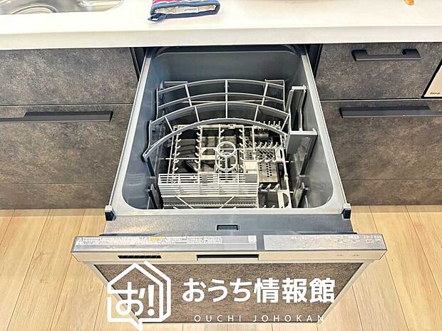 【食器洗い乾燥機】食後の時間にゆとりを与えてくれる食器洗い乾燥機。
操作ボタンも上面にあるので、腰をかがめずに操作ができラクラクです。