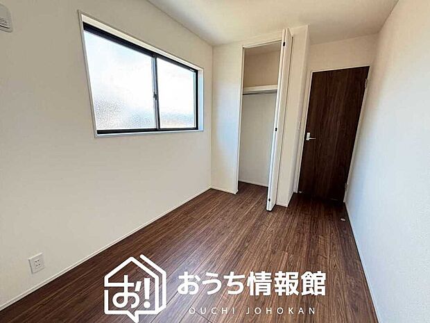 【現地写真(洋室)】木目の美しさを際立たせるシンプルデザインの建具を使用しています。