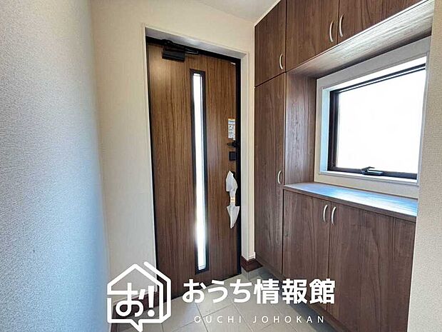 【現地写真(玄関)】玄関には、大型のシューズ収納を設置しています。