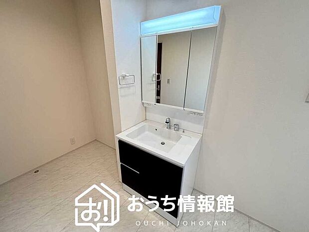 【洗面台・洗面所】鏡の両サイドは、必要なものを取出しやすく、大きな鏡面で朝の準備も快適。
使いやすいリフトアップ機能付きのシングルレバーシャワー水栓付です。