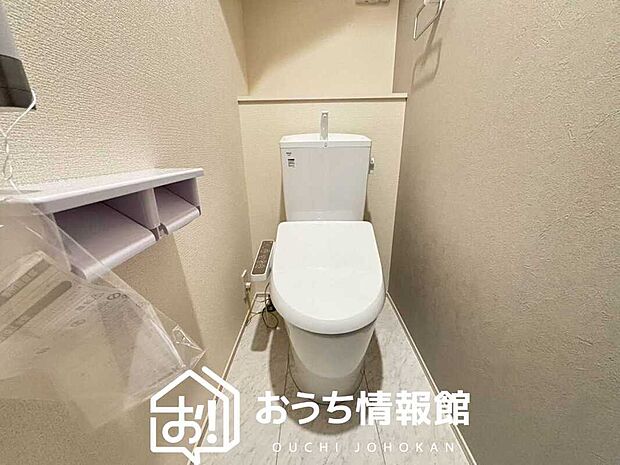 【トイレ】汚れてもサッとひと拭きでお手入れ簡単、エコ仕様の温水洗浄便座付きのトイレです。
バリアフリーにも配慮しています。
