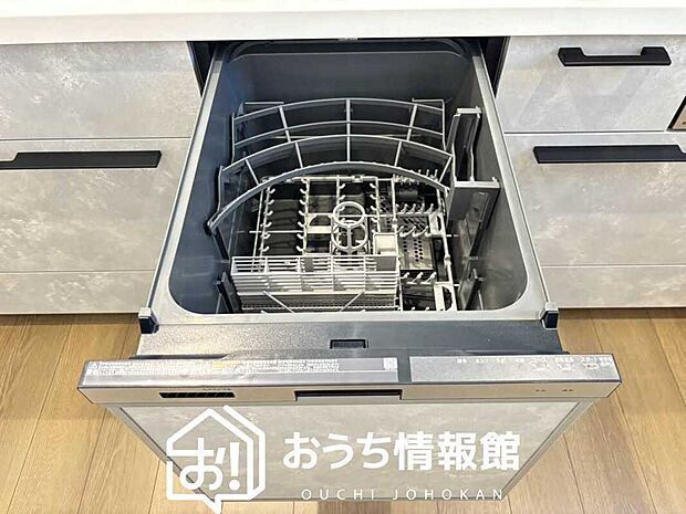 【食器洗い乾燥機】食後の時間にゆとりを与えてくれる食器洗い乾燥機。
操作ボタンも上面にあるので、腰をかがめずに操作ができラクラクです。