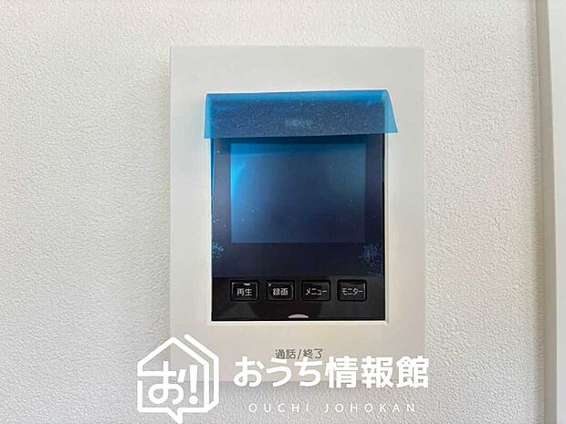 【TVモニター付インターホン】来訪者を画像と音声で確認できる、防犯性に優れた安心のシステム。
スッキリしたデザインで、誰でも簡単に操作できます。