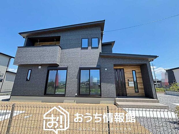 【現地写真(外観)【B号地】】軽くて火災に強い屋根材を採用し、地震時の建物への負担や揺れを軽減しています。