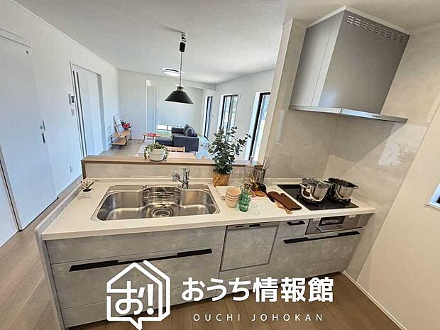 【現地写真(キッチン)】収納たっぷりのシステムキッチン、浄水器付水栓を標準装備しています。