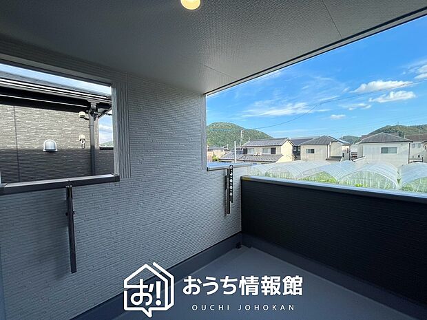 【バルコニー】奥行きが広く、洗濯物をゆったりと干せる十分な広さで、家族の洗濯も捗ります。