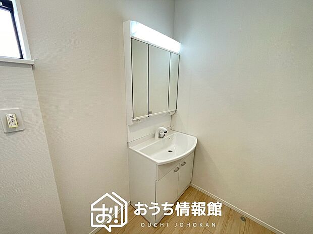 【洗面台・洗面所】鏡の両サイドは、必要なものを取出しやすく、大きな鏡面で朝の準備も快適。
使いやすいリフトアップ機能付きのシングルレバーシャワー水栓付です。