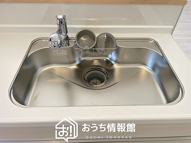 【浄水器内臓ハンドシャワー付シンク】広々とした凸型シンクに洗剤ポケットを標準装備。すっきり収納できます。
また、蛇口の先端に浄水器を内蔵しているため場所をとりません。