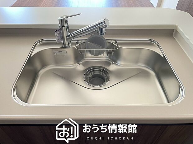 【浄水器内臓型ハンドシャワー付シンク】傷や汚れが付きにくい静音仕様の全面エンボス加工シンク。
また、蛇口の先端に浄水器を内蔵。浄水シャワーが使える毎分4リットルのたっぷり浄水。