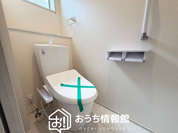 【トイレ】汚れてもサッとひと拭きでお手入れ簡単、エコ仕様の温水洗浄便座付きのトイレです。
バリアフリーにも配慮しています。
