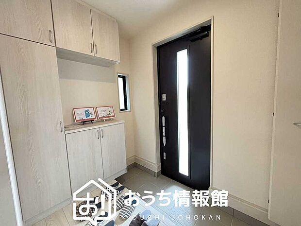 【現地写真(玄関)】玄関には、大型のシューズ収納を設置しています。