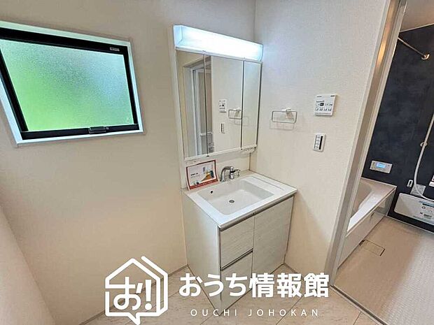 【洗面台・洗面所】鏡の両サイドは、必要なものを取出しやすく、大きな鏡面で朝の準備も快適。
使いやすいリフトアップ機能付きのシングルレバーシャワー水栓付です。