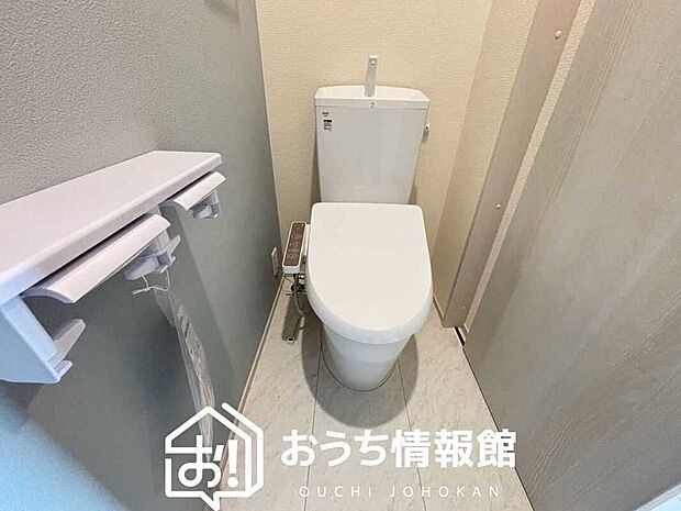 【トイレ】汚れてもサッとひと拭きでお手入れ簡単、エコ仕様の温水洗浄便座付きのトイレです。
バリアフリーにも配慮しています。