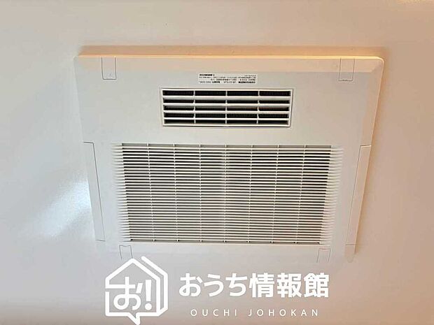 【電気式浴室暖房換気乾燥機】寒い冬場はあたたかく、暑い夏場は扇風機のような心地よさです。
雨の日は、浴室が衣類乾燥スペースになります。