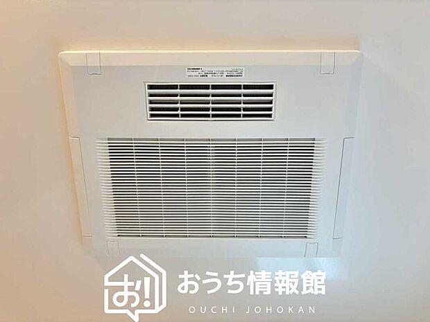 【電気式浴室暖房換気乾燥機】寒い冬場はあたたかく、暑い夏場は扇風機のような心地よさです。
雨の日は、浴室が衣類乾燥スペースになります。