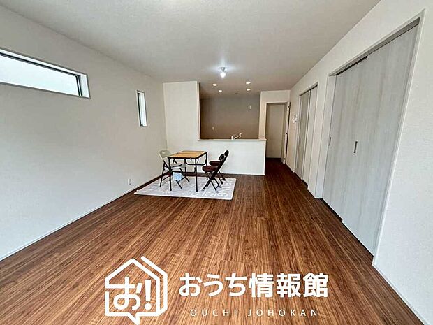 【現地写真(リビング)】フローリング材には、木目、色調など木材特有の風合いがあり、ナチュラルな美しさになっています。