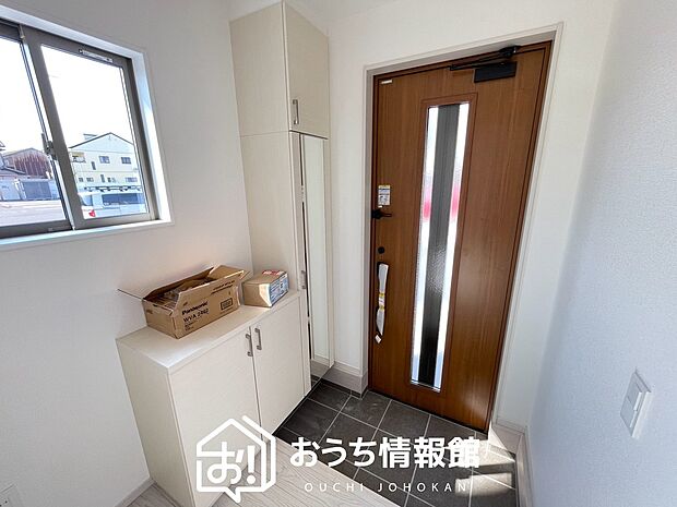 【現地写真(玄関)】玄関には、大型のシューズ収納を設置しています。