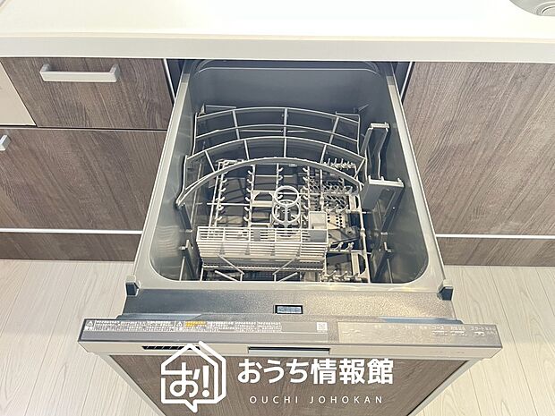 【食器洗い乾燥機】食後の時間にゆとりを与えてくれる食器洗い乾燥機。
操作ボタンも上面にあるので、腰をかがめずに操作ができラクラクです。