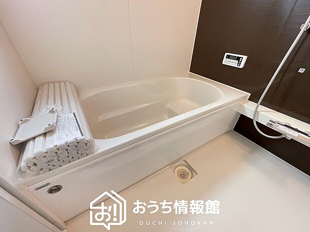 【現地写真(浴室)】浴室暖房乾燥機付き。1坪タイプで広々です。