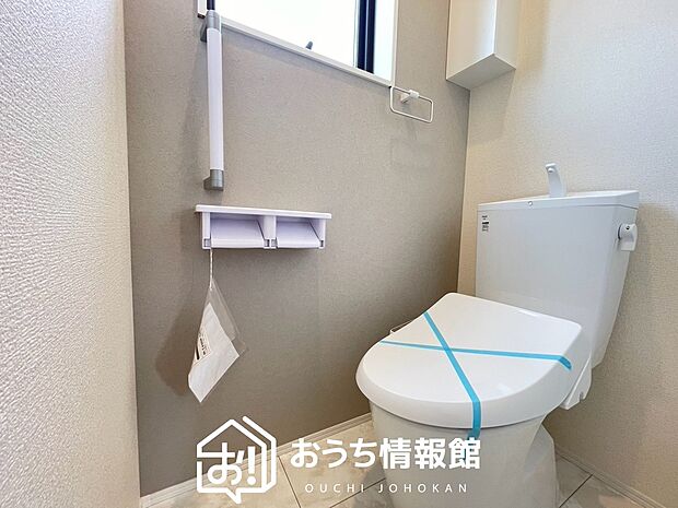 【トイレ】汚れてもサッとひと拭きでお手入れ簡単、エコ仕様の温水洗浄便座付きのトイレです。
バリアフリーにも配慮しています。