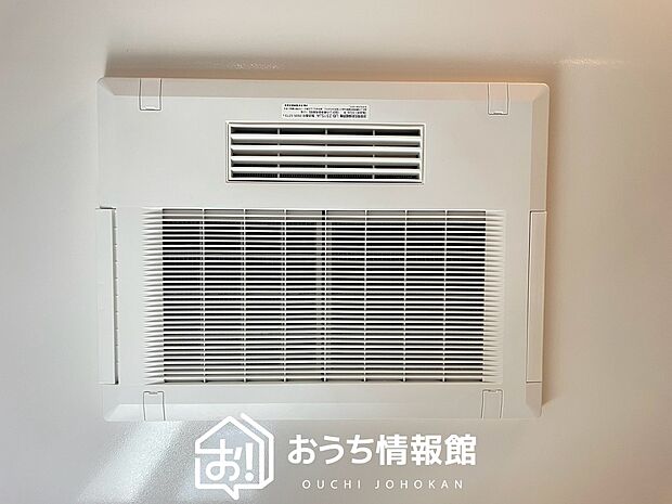 【電気式浴室暖房換気乾燥機】寒い冬場はあたたかく、暑い夏場は扇風機のような心地よさです。
雨の日は、浴室が衣類乾燥スペースになります。