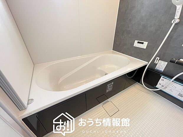 【現地写真(浴室)】浴室暖房乾燥機付き。1坪タイプで広々です。