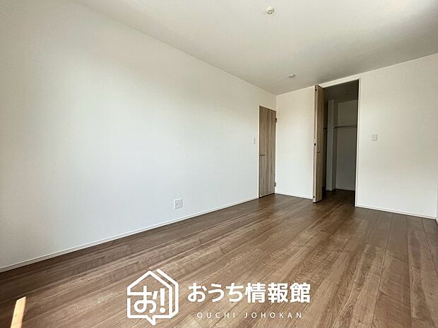 【現地写真（洋室）】木目の美しさを際立たせるシンプルデザインの建具を使用しています。