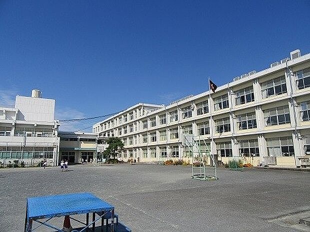 扶桑町立柏森小学校（約27m）