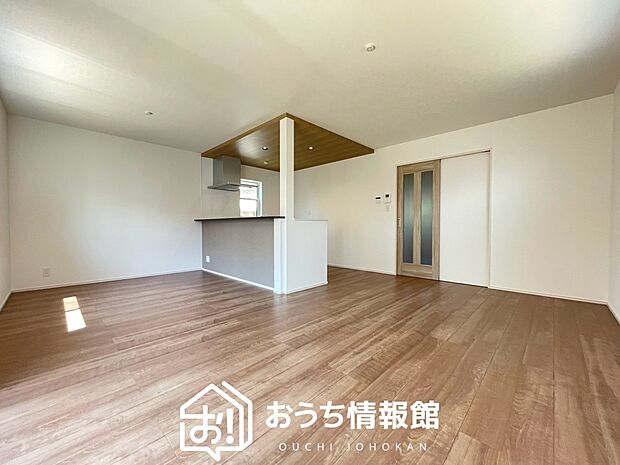 【現地写真(リビング)】フローリング材には、木目、色調など木材特有の風合いがあり、ナチュラルな美しさになっています。