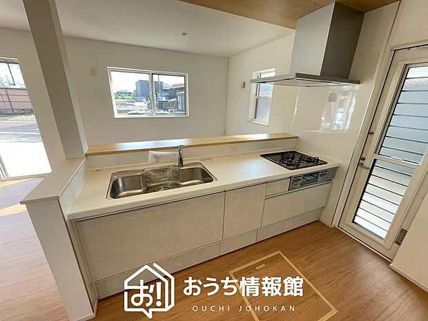 【現地写真（キッチン）】収納たっぷりのシステムキッチン、浄水器付水栓を標準装備しています。