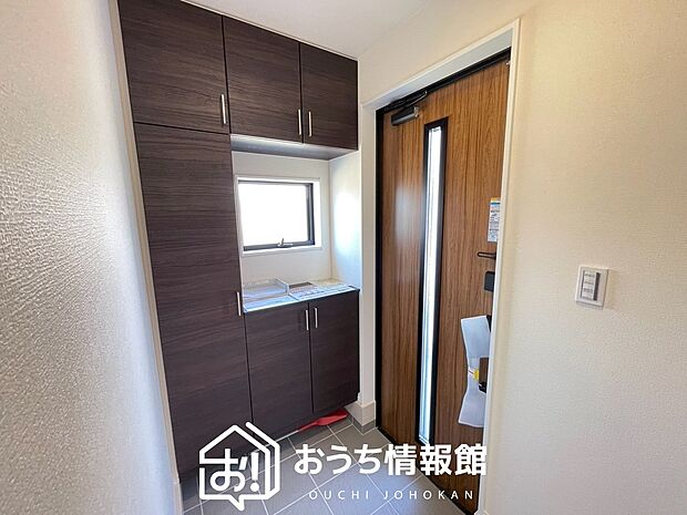 【現地写真（玄関）】玄関には、大型のシューズ収納を設置しています。