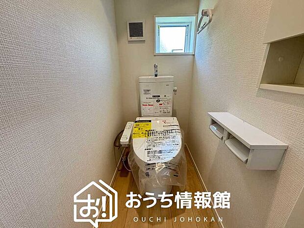 【トイレ】汚れてもサッとひと拭きでお手入れ簡単、エコ仕様の温水洗浄便座付きのトイレです。
バリアフリーにも配慮しています。